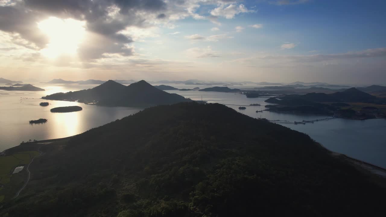 韩国全罗南道新安郡，巴基岛日出，班月岛，紫色桥，大海，村庄和紫色岛视频素材