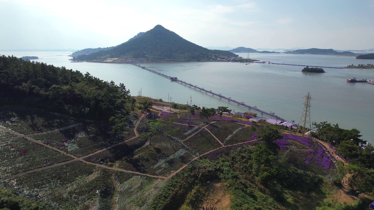 韩国全罗南道新安郡，巴基岛，坂月岛，大海，紫岛和村庄视频素材