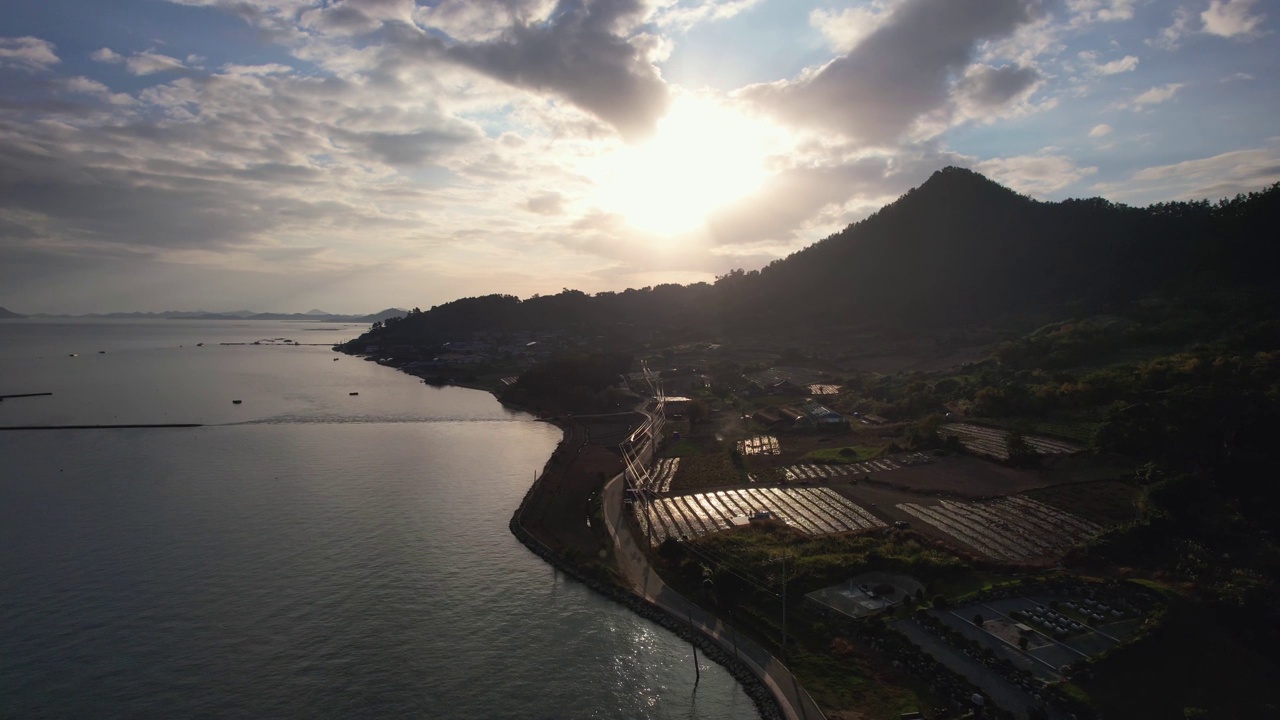 韩国全罗南道新安郡，巴基岛日出，班月岛，紫色桥，大海，村庄和紫色岛视频素材