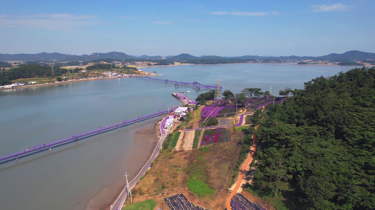 韩国全罗南道新安郡粟谷郡的村庄风景——紫桥、白枝岛、大海和紫岛视频素材