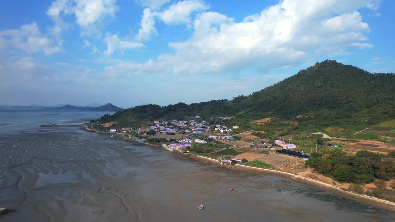 韩国全罗南道新安郡粟谷郡的村庄风景-坂月岛、泥滩、大海和紫岛视频素材