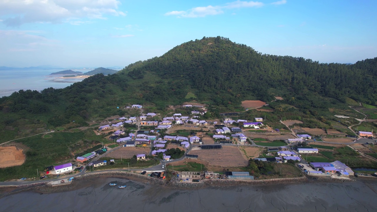 韩国全罗南道新安郡粟谷郡的村庄风景-坂月岛、泥滩、大海和紫岛视频素材