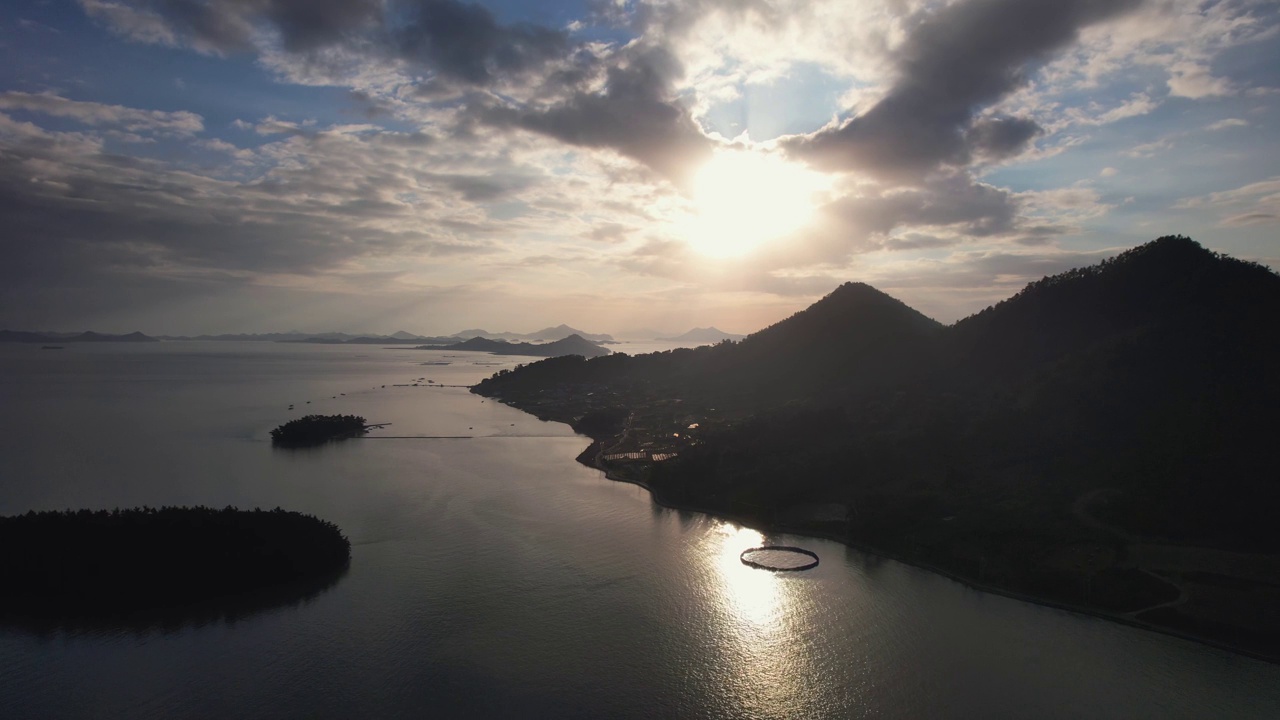 韩国全罗南道新安郡，巴基岛日出，班月岛，紫色桥，大海，村庄和紫色岛视频素材