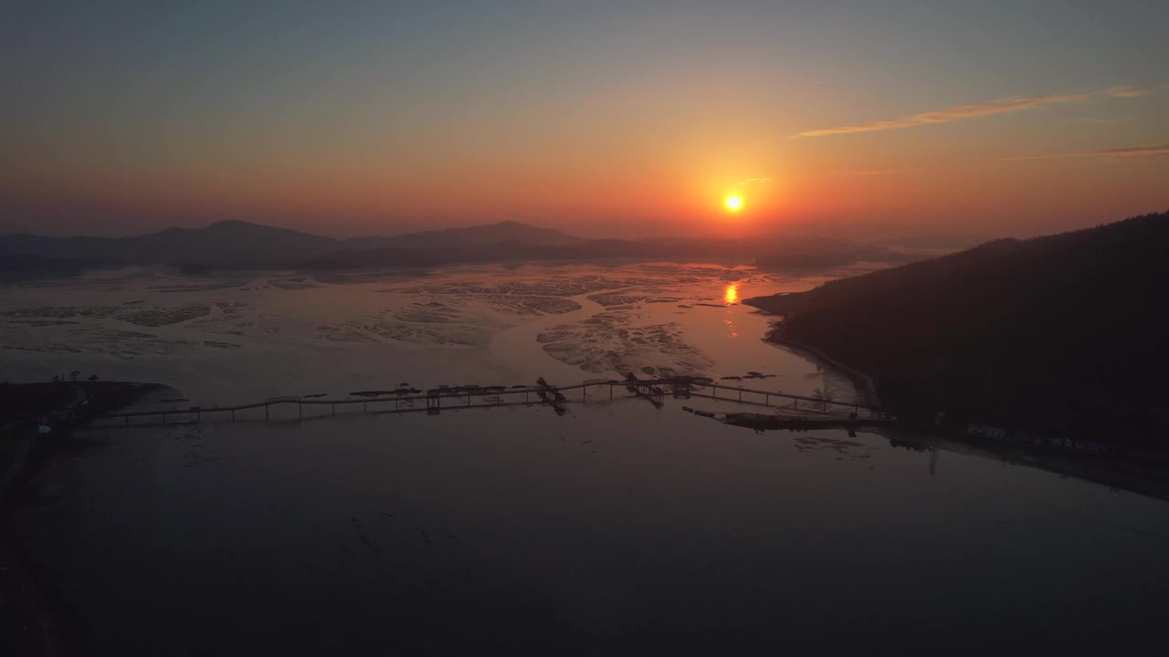 韩国全罗南道新安郡紫色岛海上的紫色桥日出视频素材