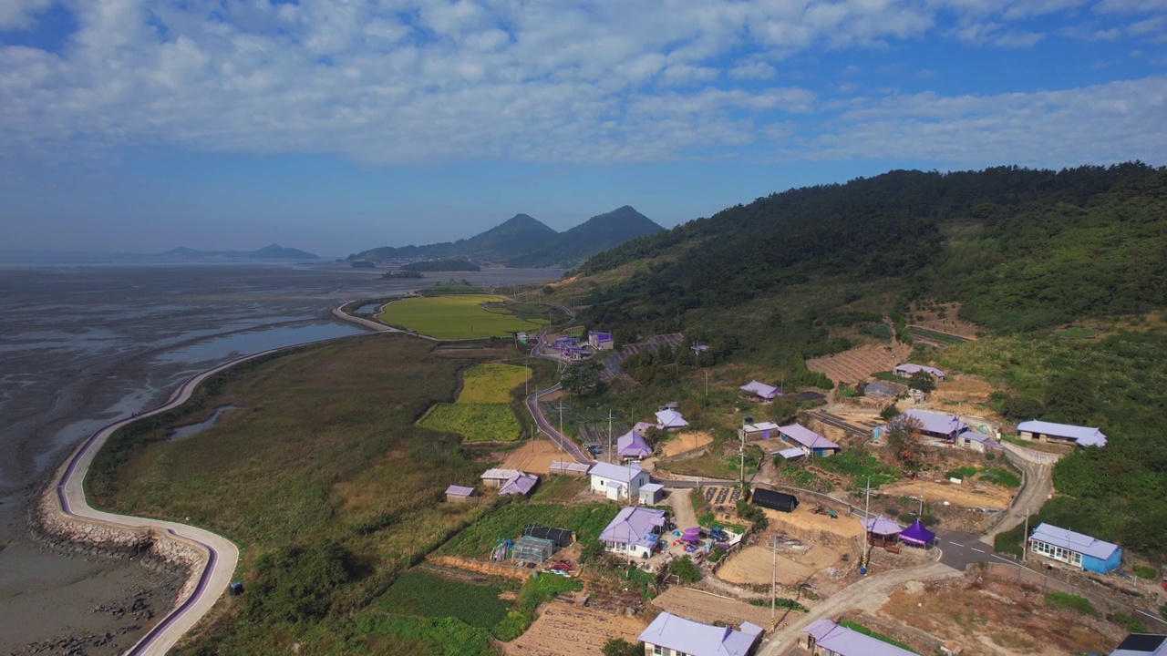 韩国全罗南道新安郡，白池岛，坂月岛，紫桥，大海和紫岛视频素材