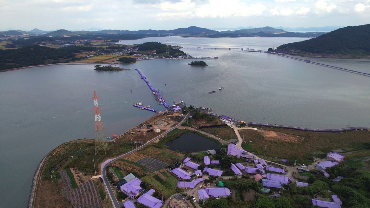 韩国全罗南道新安郡，班月岛、紫桥、岛、海、紫岛和村庄的风景视频素材