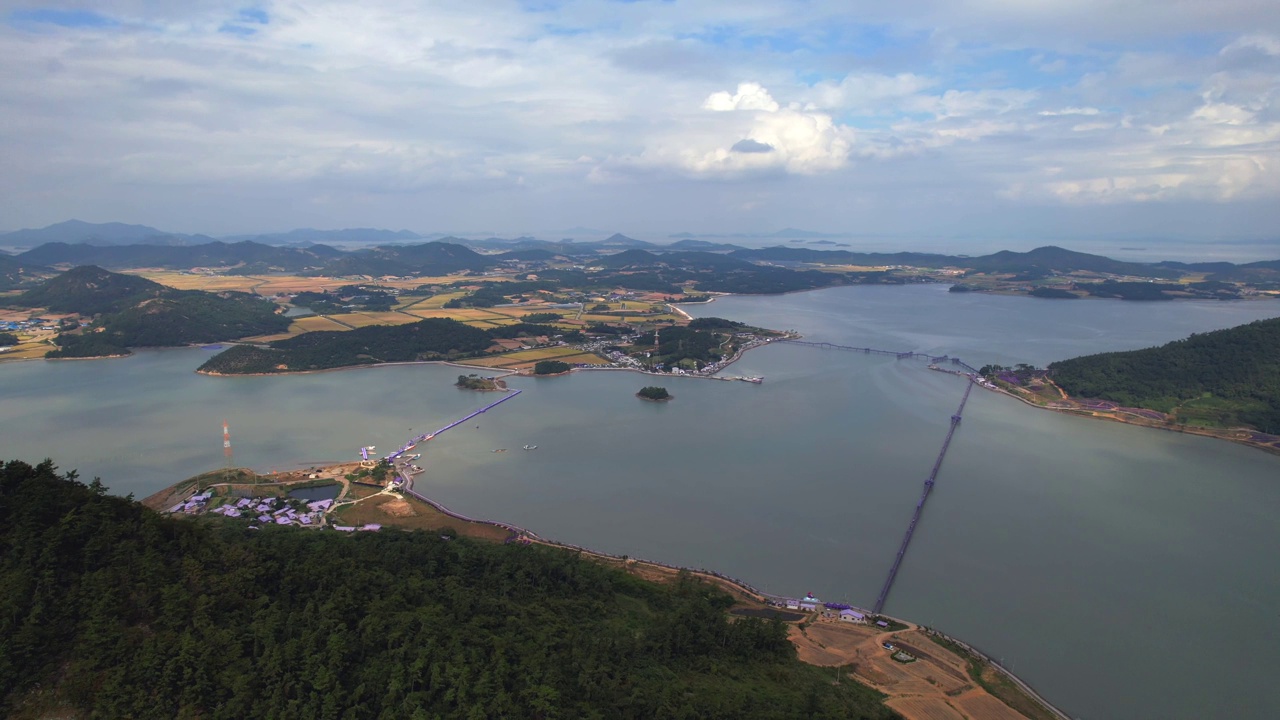 韩国全罗南道新安郡，班月岛、紫桥、岛、海、紫岛和村庄的风景视频素材