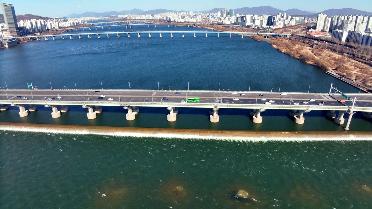 首尔广津区松坡区汉江蚕室大桥的城市景观视频素材