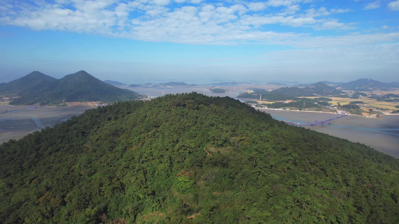 韩国全罗南道新安郡，白池岛，坂月岛，紫桥，大海和紫岛视频素材