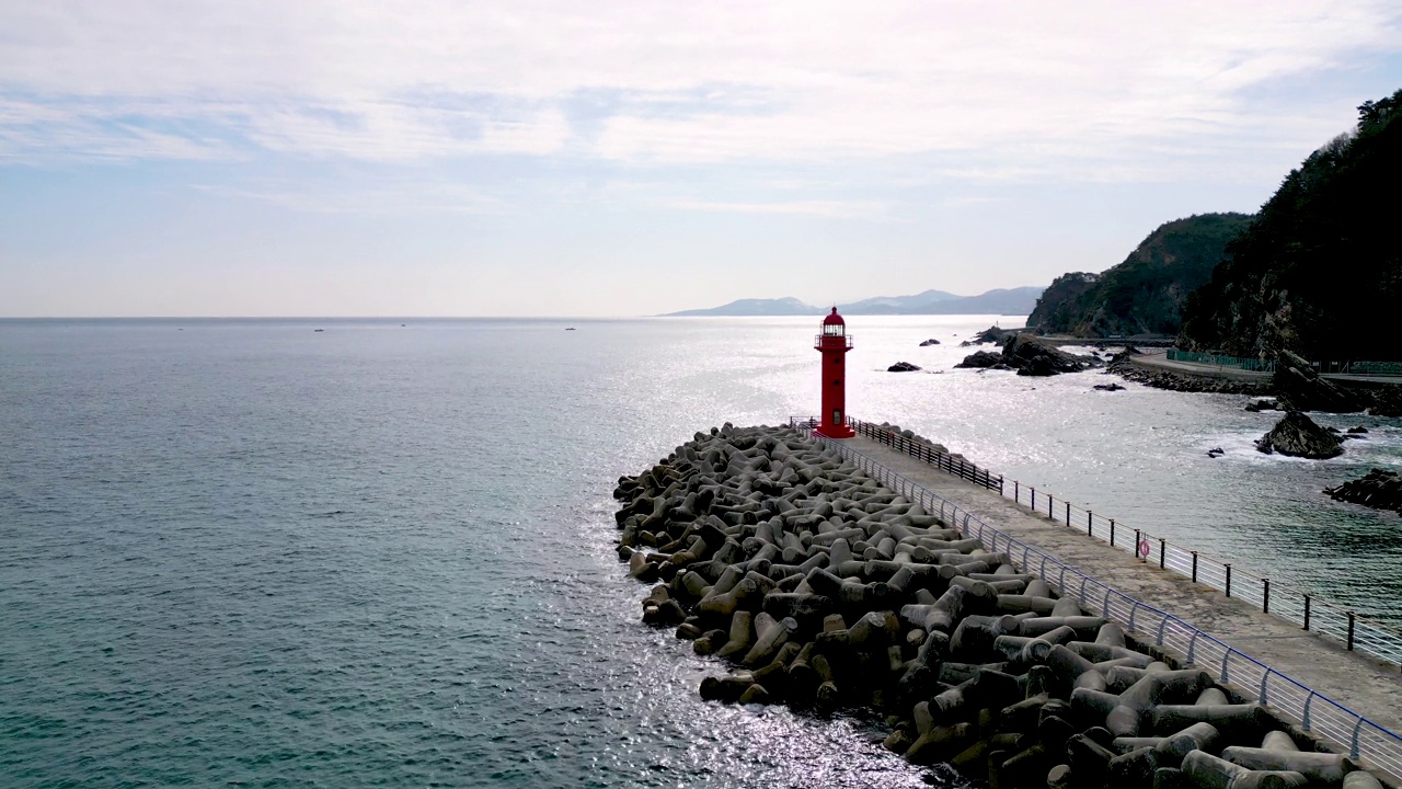 韩国江原道江陵市Simgok区附近的大海视频素材