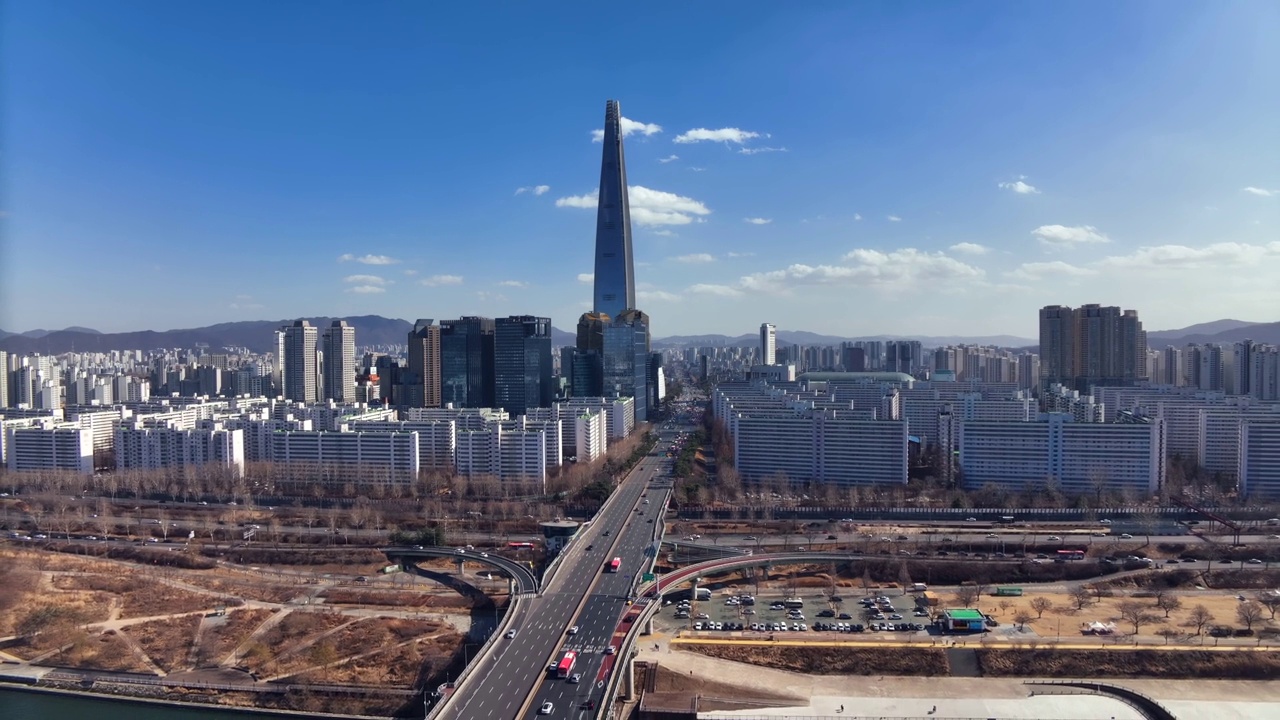 韩国首尔蚕室/松坡区乐天世界大厦、蚕室大桥和十字路口的城市景观视频素材