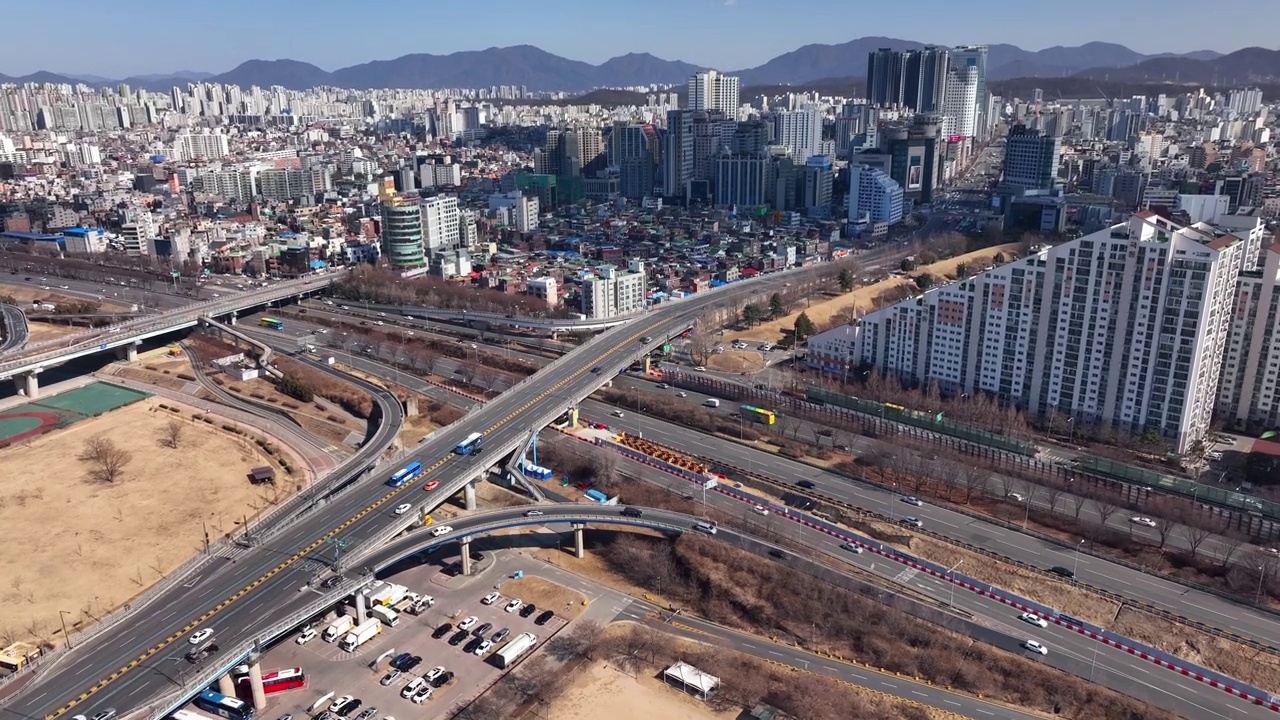 韩国首尔松坡区天河大桥和十字路口的城市景观视频素材