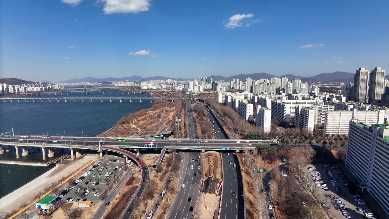 首尔松坡区蚕室大桥、十字路口和奥林匹克高速公路的城市景观视频素材