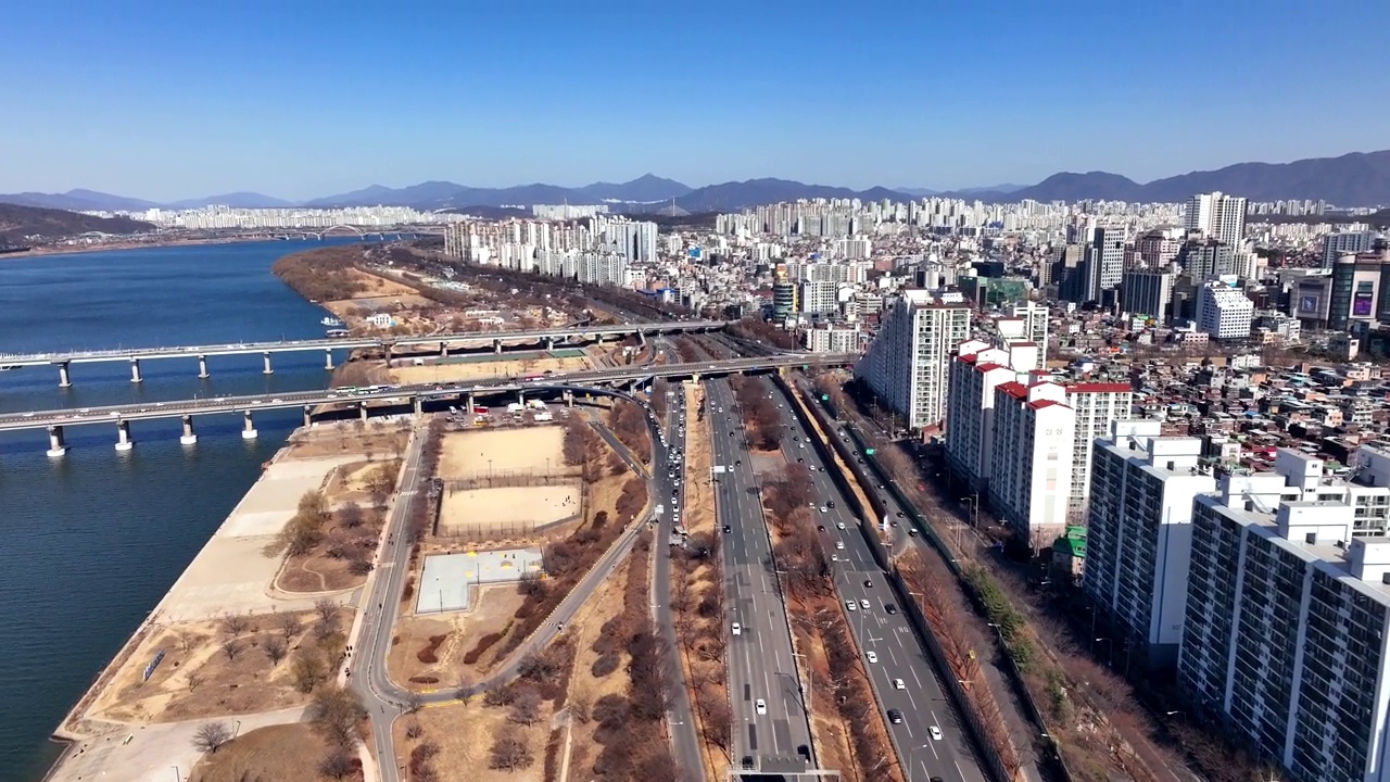 韩国首尔松坡区天河大桥、十字路口和汉江的城市景观视频素材