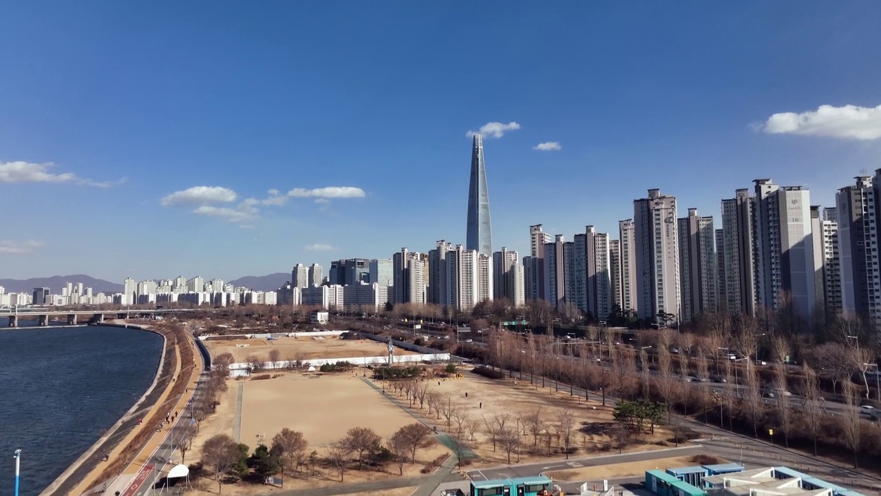 韩国首尔松坡区蚕室区乐天世界大厦和奥林匹克高速公路的城市景观视频素材