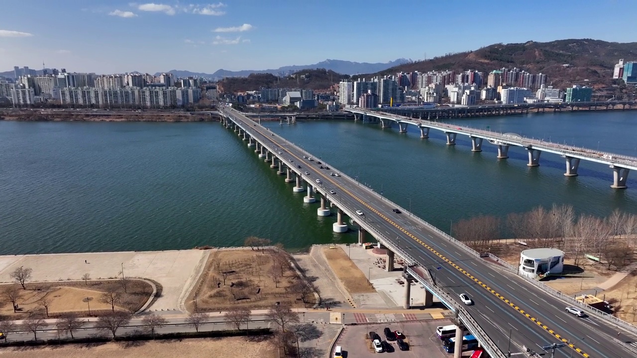 韩国首尔松坡区汉江天河大桥和奥林匹克高速公路的城市景观视频素材