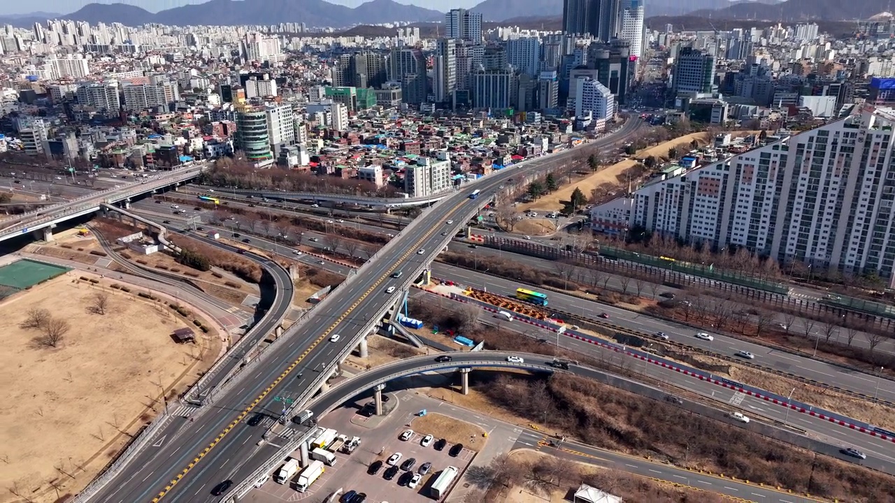 韩国首尔松坡区天河大桥和十字路口的城市景观视频素材