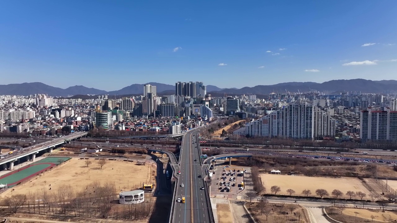 韩国首尔松坡区天河大桥、十字路口和汉江的城市景观视频素材