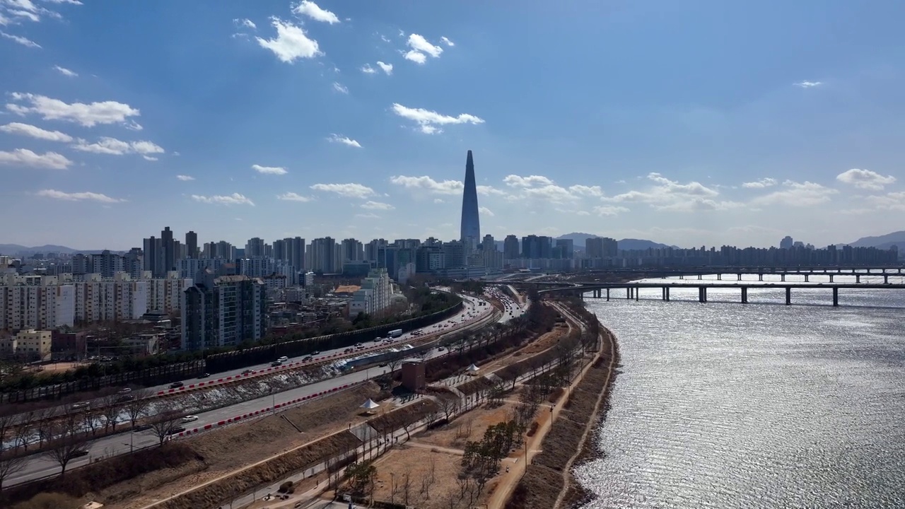 韩国首尔江东区蚕室/松坡区奥林匹克大桥、十字路口、乐天世界大厦和汉江的城市景观视频素材