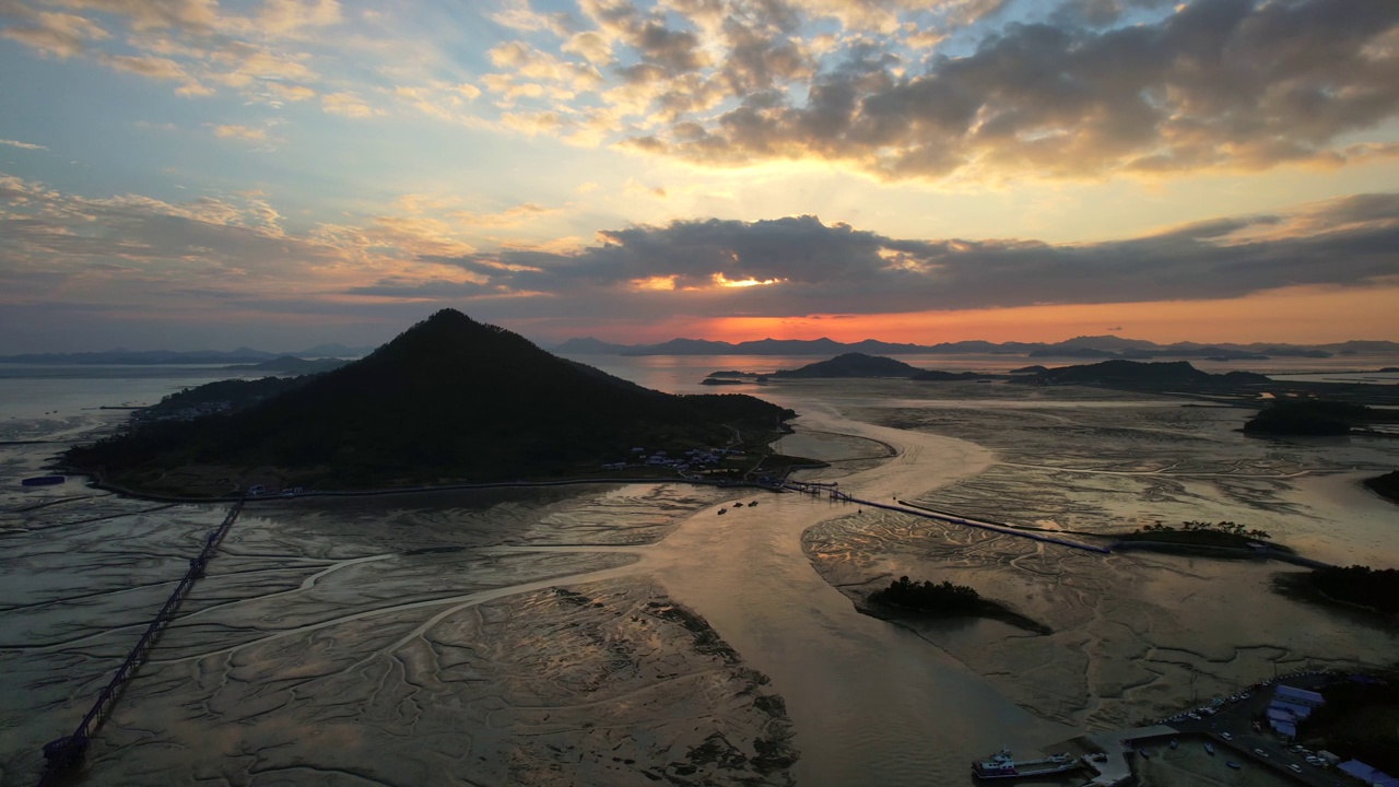 韩国全罗南道新安郡坂月岛、大海、大桥和紫岛的日落景色视频素材