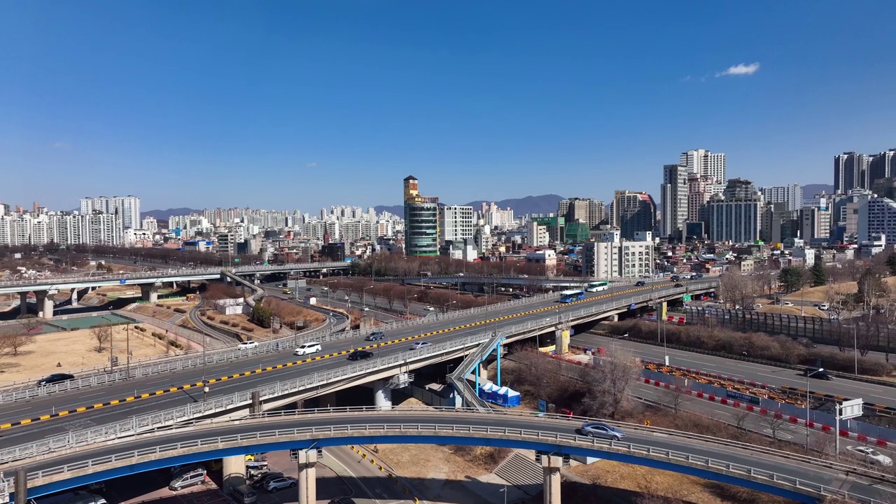 韩国首尔松坡区天河大桥和十字路口的城市景观视频素材