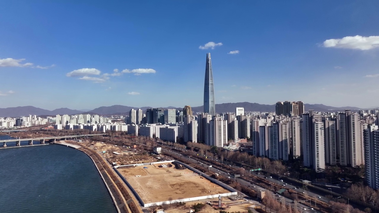 韩国首尔松坡区蚕室区乐天世界大厦和奥林匹克高速公路的城市景观视频素材