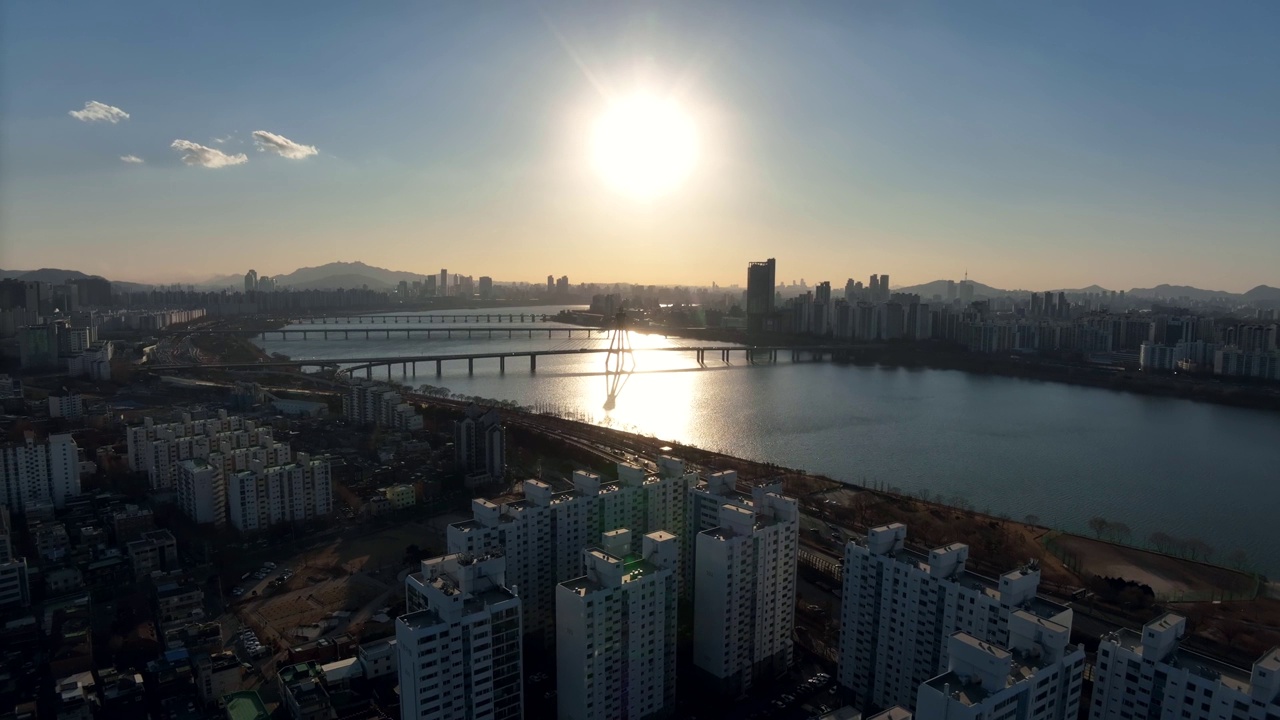 城市景观-日落在奥林匹克大桥和汉江/松坡区，韩国首尔视频素材