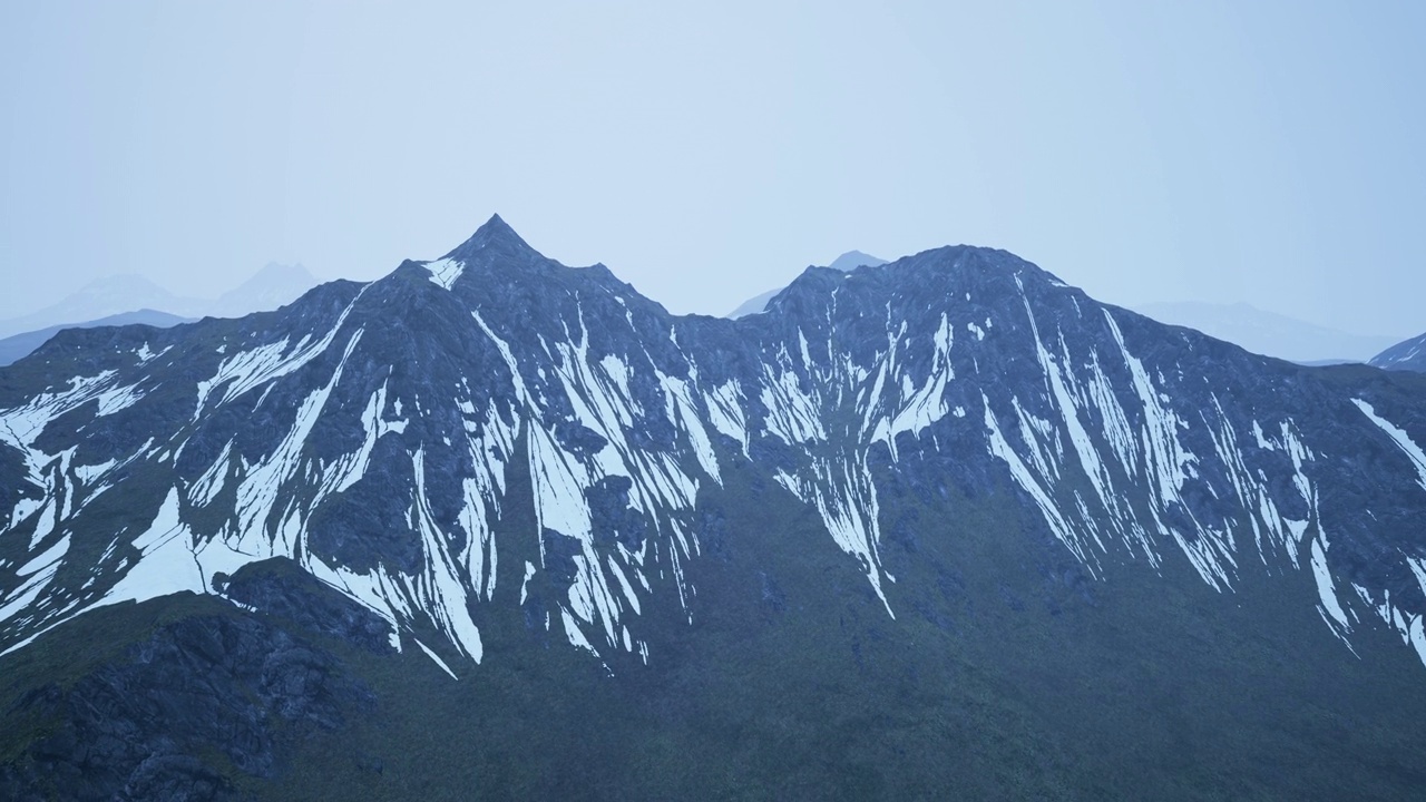 透过云层俯瞰高耸的雪山视频素材