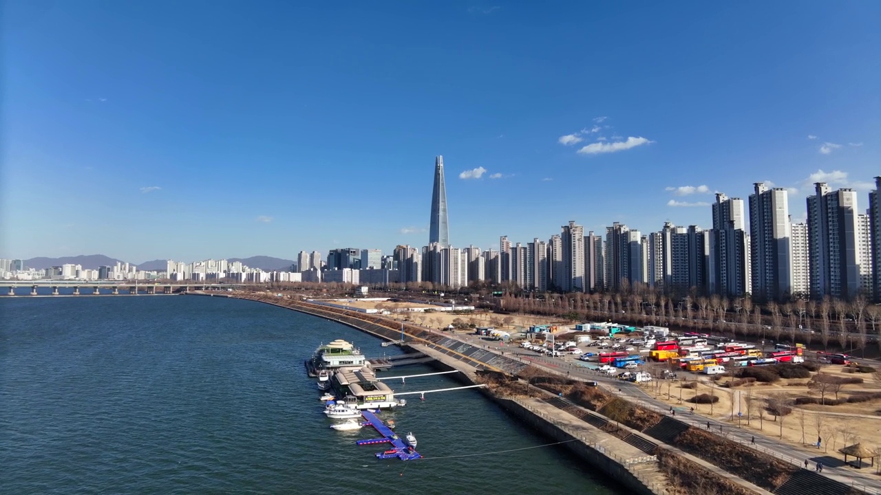 韩国首尔松坡区蚕室区乐天世界大厦和奥林匹克高速公路的城市景观视频素材