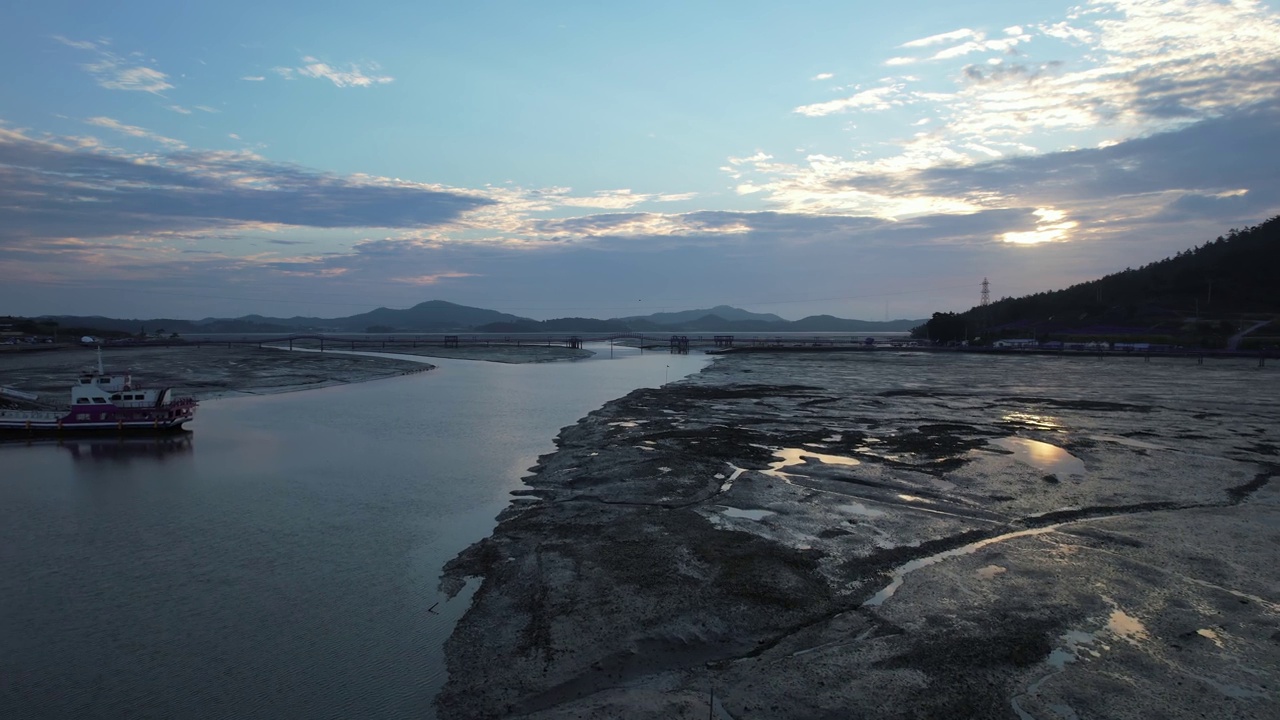 韩国全罗南道索谷郡/新安郡的巴基岛、紫色岛、泥滩、紫色桥和大海的日出视图视频素材