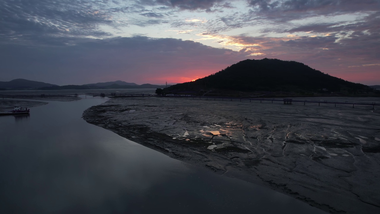 韩国全罗南道索谷郡/新安郡的巴基岛、紫色岛、泥滩、紫色桥和大海的日出视图视频素材