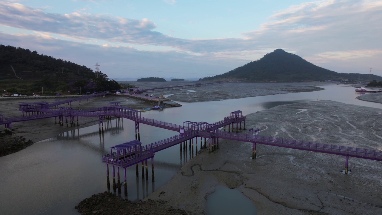 韩国全罗南道新安郡的坂月岛、紫岛、泥滩、紫桥的风景视频素材