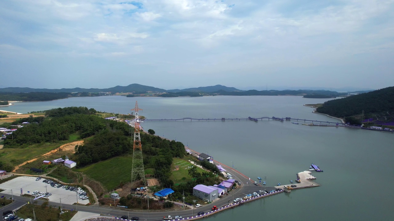 韩国全罗南道新安郡的船只、紫桥、大海、紫岛村庄的风景视频素材