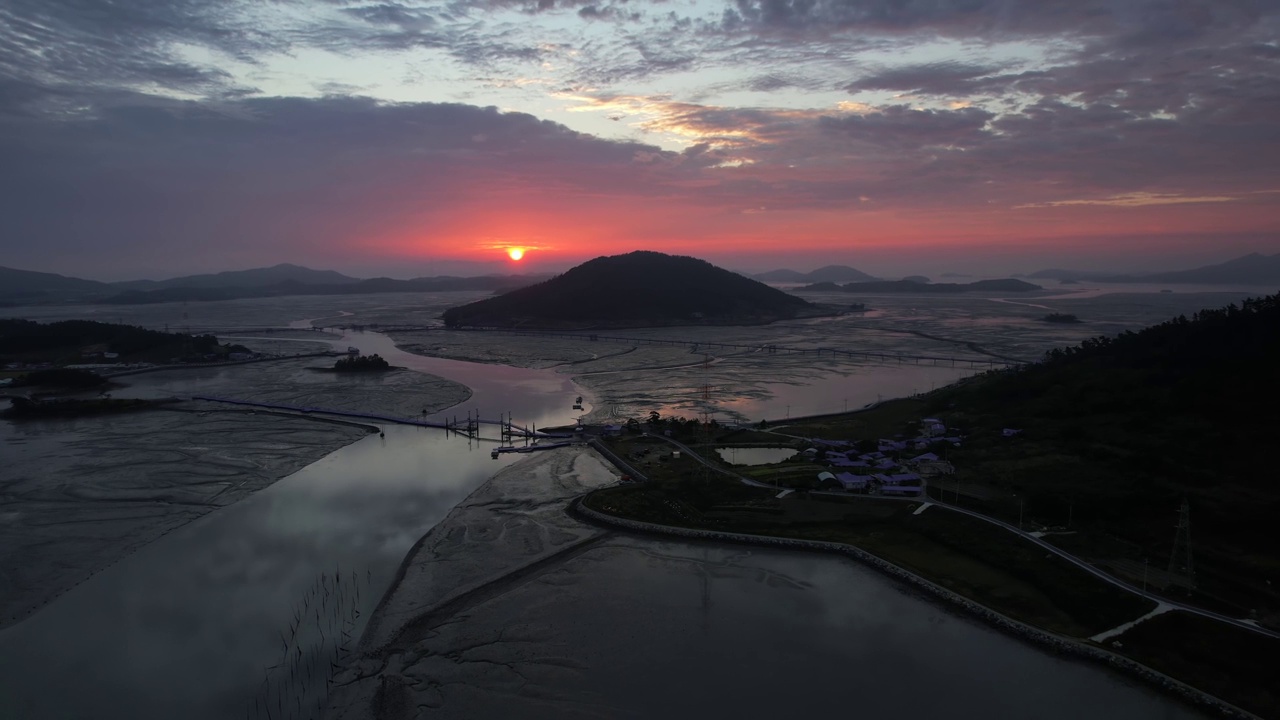 韩国全罗南道索谷郡/新安郡的巴基岛、紫色岛、泥滩、紫色桥、大海和村庄的日出视图视频素材