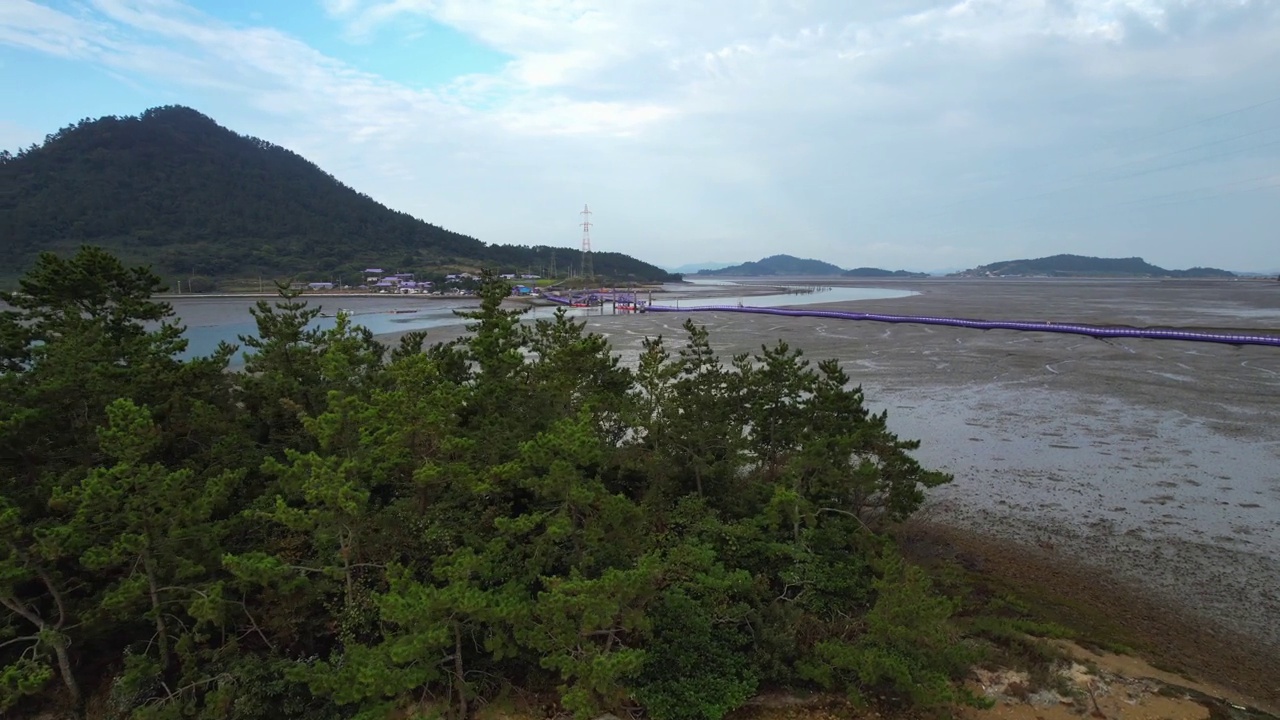 韩国全罗南道新安郡粟谷郡的坂月岛、大海、大桥、紫岛和泥滩视频素材