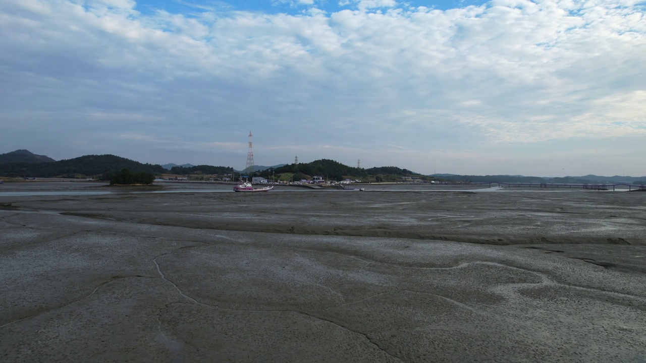 韩国全罗南道新安郡的船只、紫色桥、大海、村庄、泥滩和紫色货船的风景视频素材