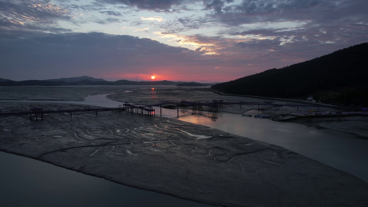 韩国全罗南道索谷郡/新安郡的巴基岛、紫色岛、泥滩、紫色桥和大海的日出视图视频素材