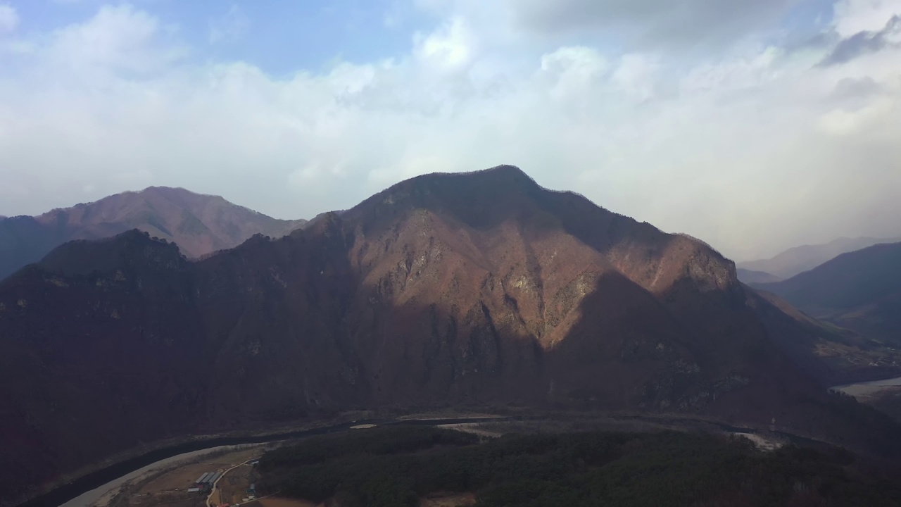 韩国江原道旌善郡，东江江和白山周围的风景视频素材