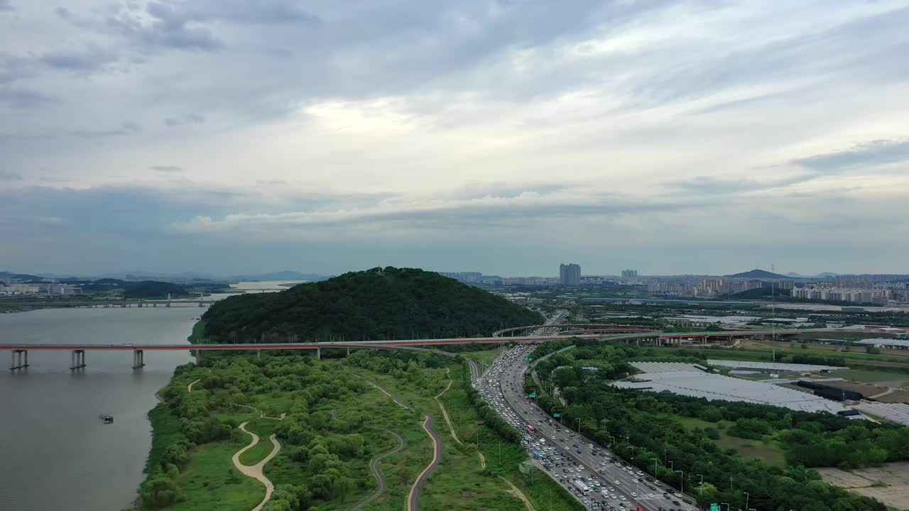 韩国京畿道高阳市首尔市汉江附近的查尤路、方花大桥、文路路口视频素材