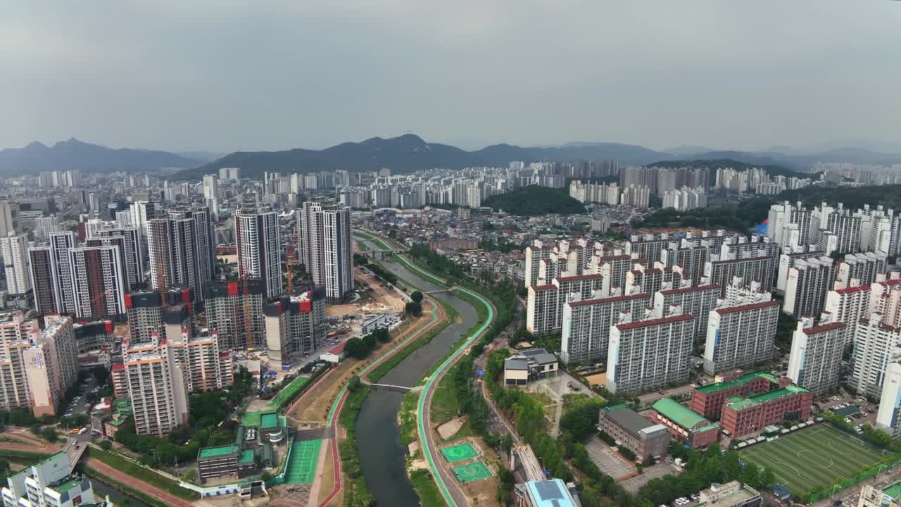 韩国京畿道议政府市中浪川的城市景观视频素材