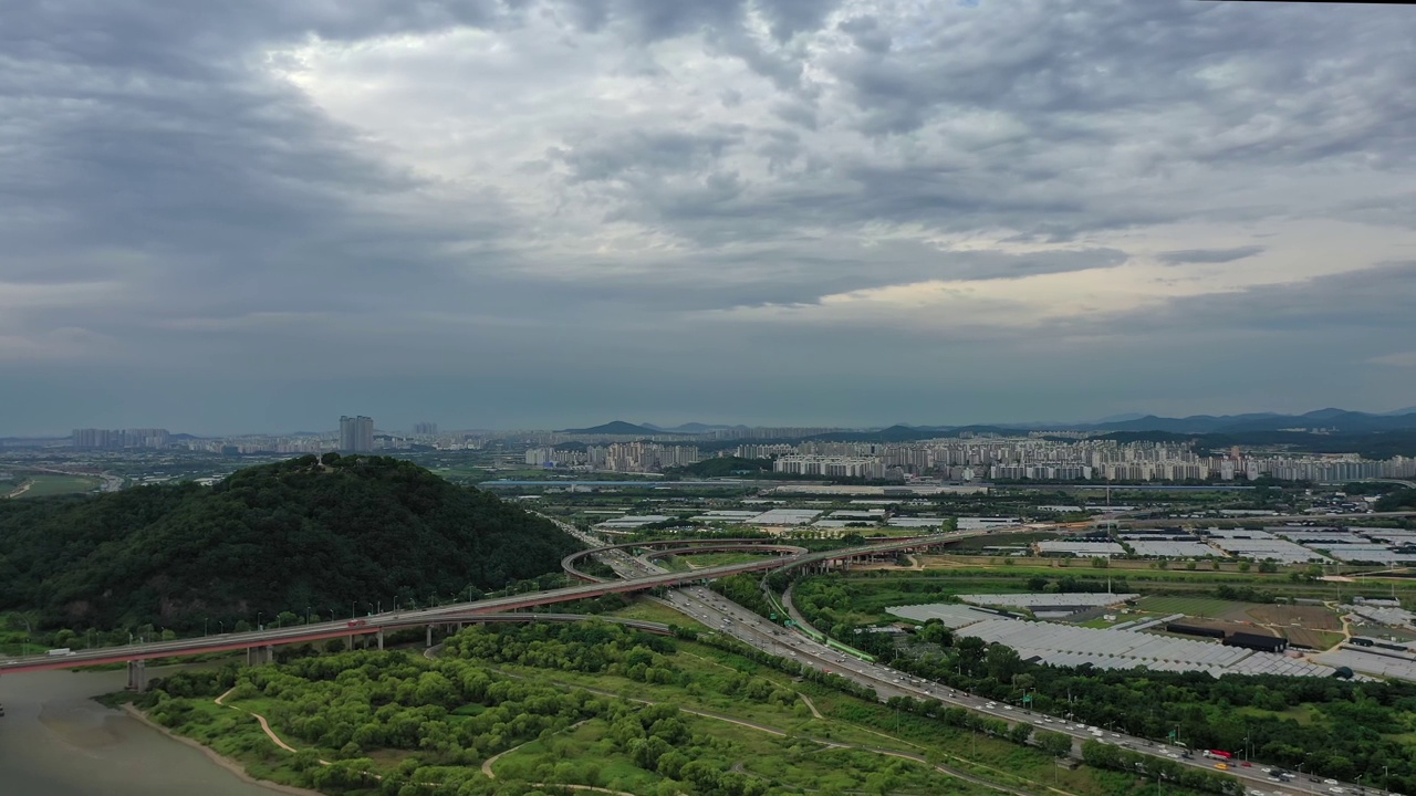 韩国京畿道高阳市首尔汉江、方花大桥和文路路口视频素材