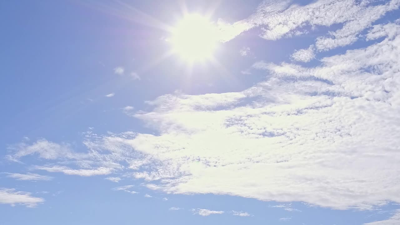 在塔斯马尼亚的荒野中，太阳下山到壮丽的山景视频素材