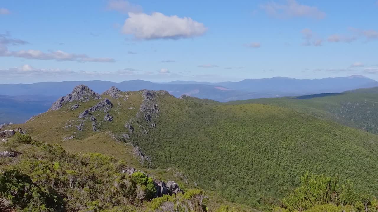 年轻男子在塔斯马尼亚山徒步旅行时拍摄的风景照片视频素材