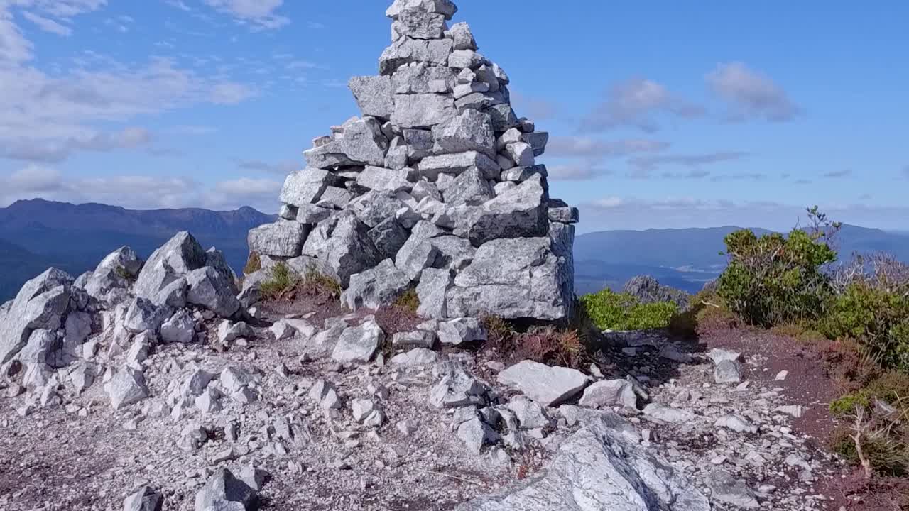 一个年轻人在天气好的时候在塔斯马尼亚的山上徒步旅行视频素材