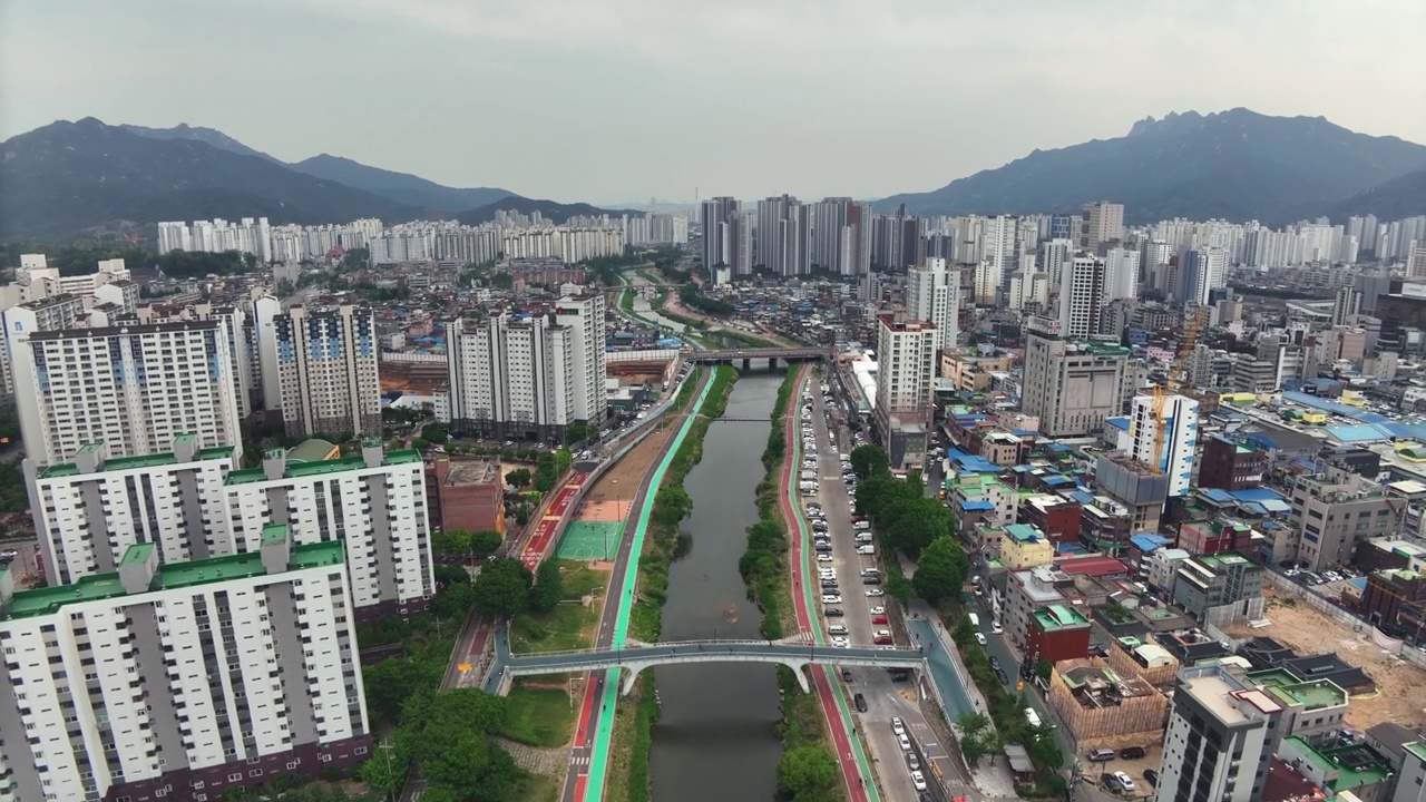 韩国京畿道议政府市中浪川的城市景观视频素材