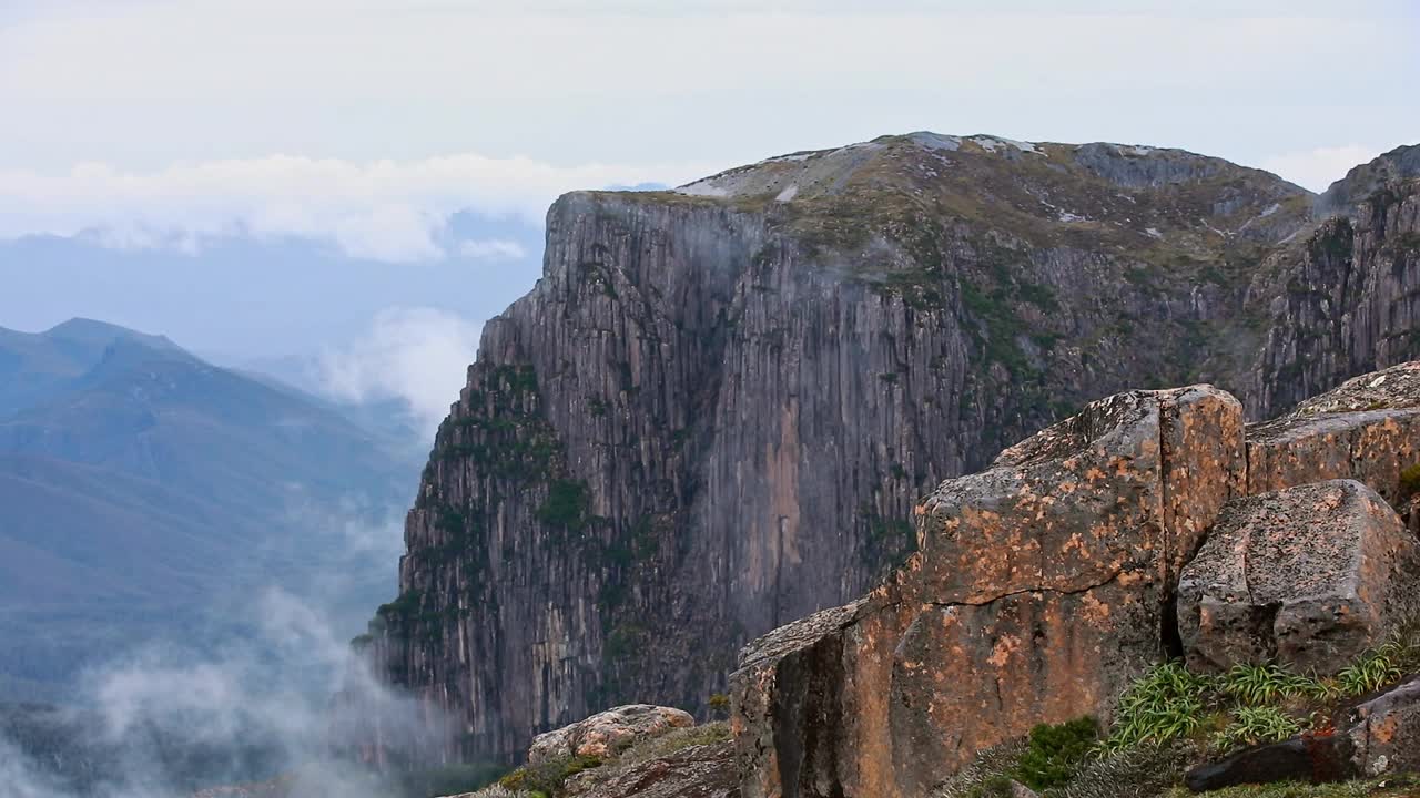 年轻人在塔斯马尼亚的迷雾山脉徒步旅行时，全景尽收眼底视频素材