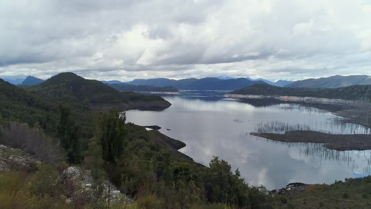 死树淹没在平静的湖水中，倒影着天空视频素材