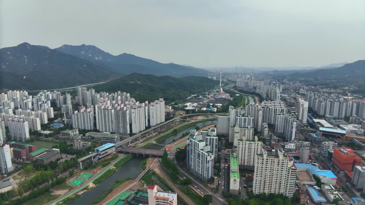 韩国京畿道议政府市中浪川的城市景观视频素材