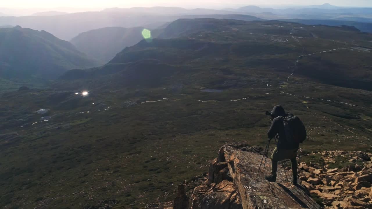 年轻的冒险家在塔斯马尼亚的荒野拍摄日落时分壮丽的山景视频素材