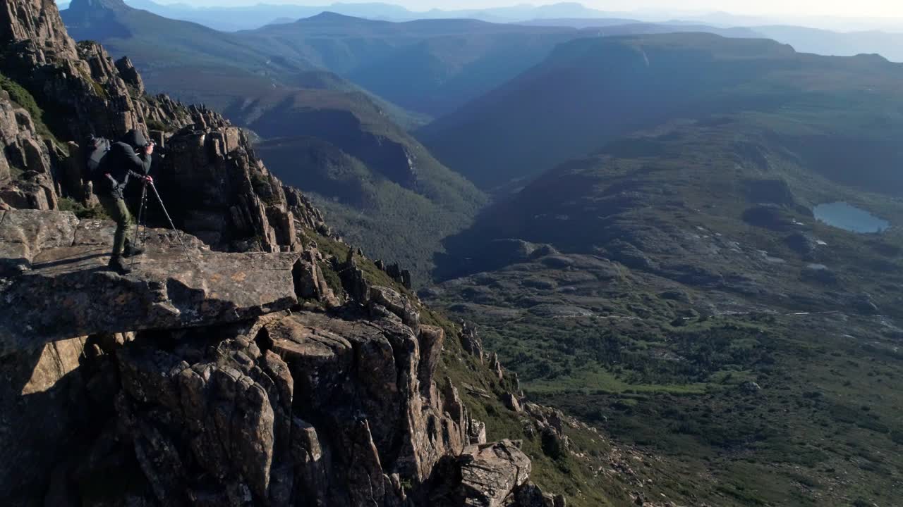 年轻的冒险家在塔斯马尼亚的荒野拍摄日落时分壮丽的山景视频素材